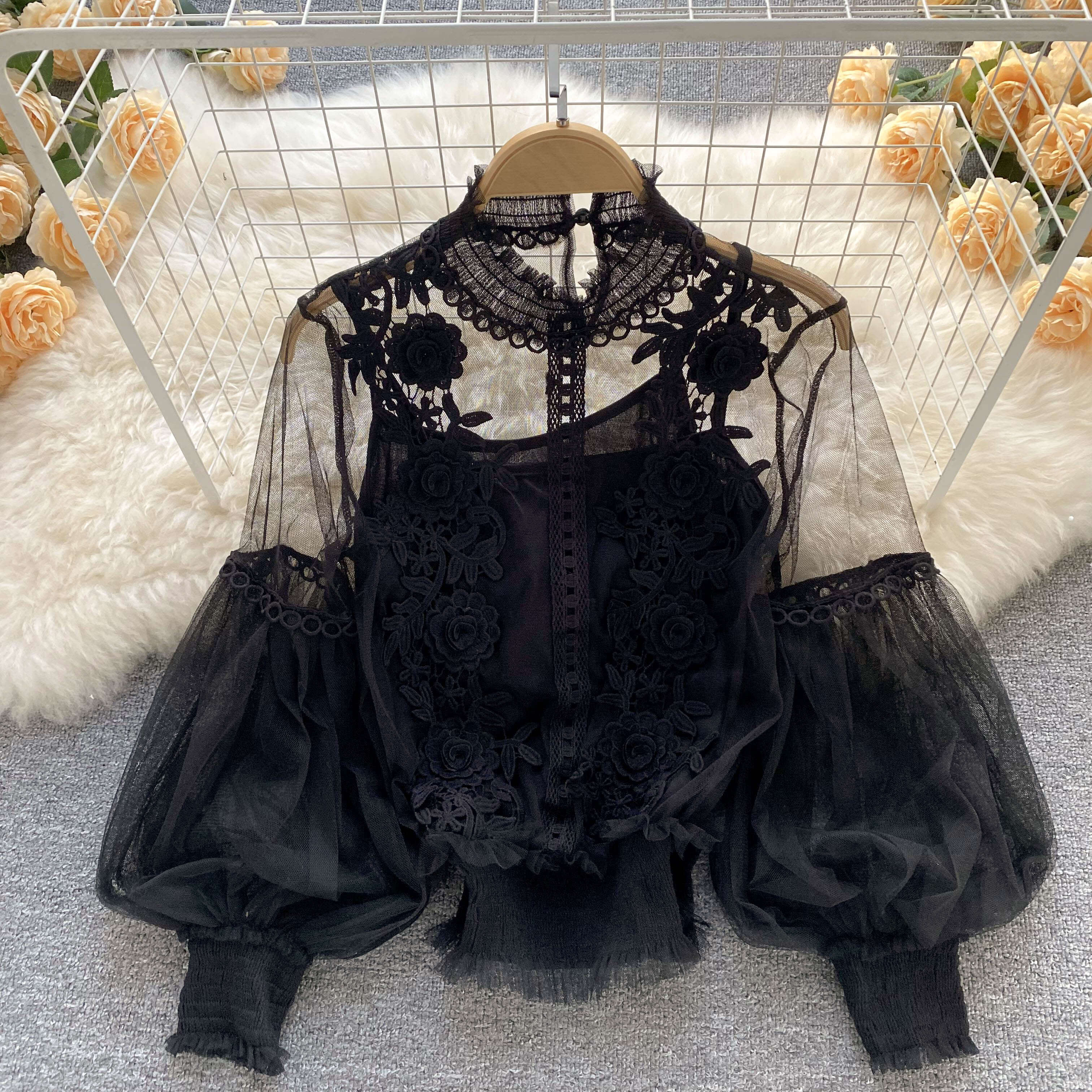 Blusa Feminina de Tule com Detalhes Bordados